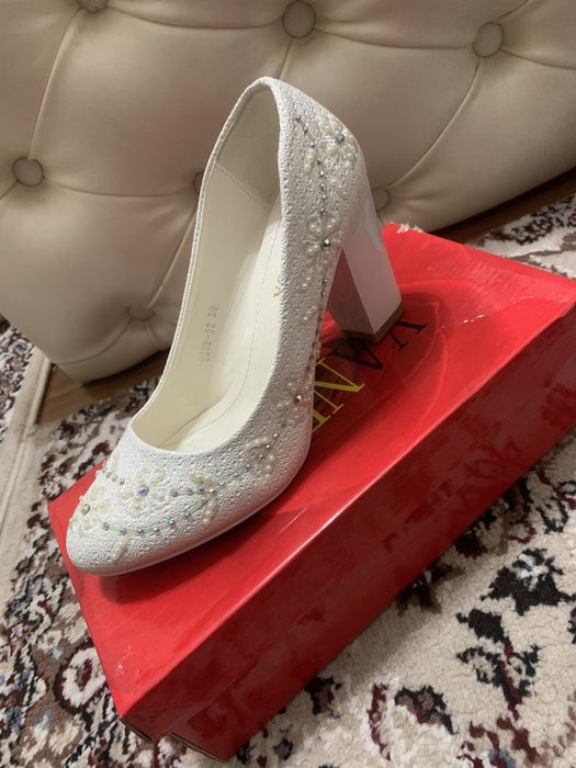 Продаётся Туфли белые размер 38