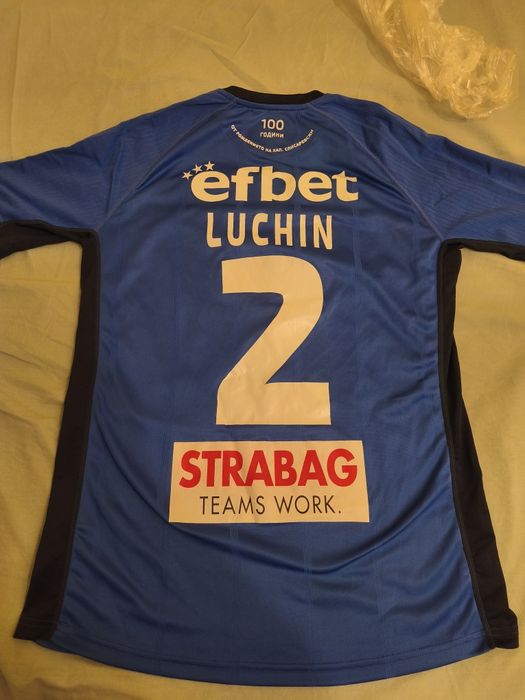 Тениска и шал на Левски .