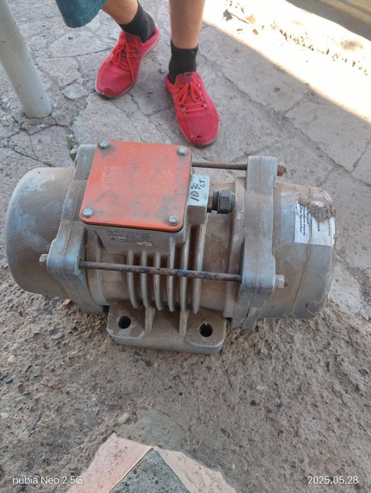 Вибратор площадочный