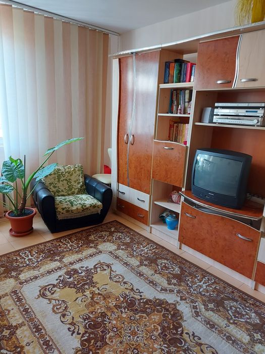 Închiriez apartament decomandat