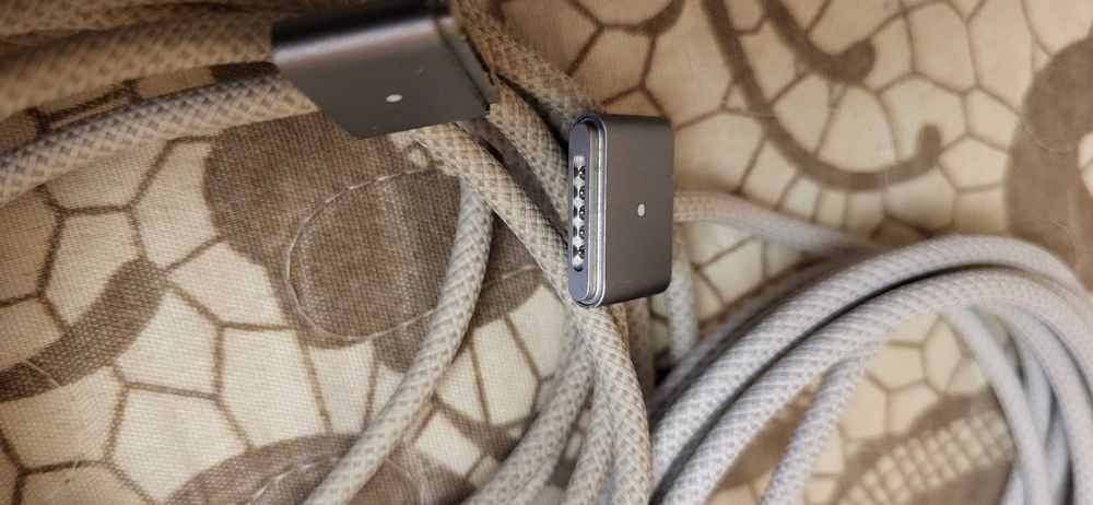 Cablu alimentare Apple MacBook USB-C cu Magsafe 3, 2m 85 lei bucata