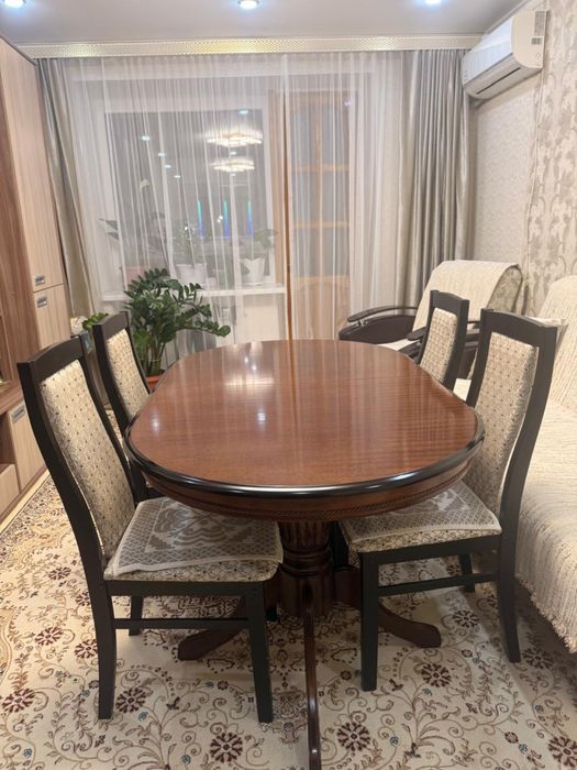 Продам стол для гостинной.