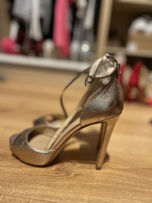 Vand sandaluta Guess auriu rose