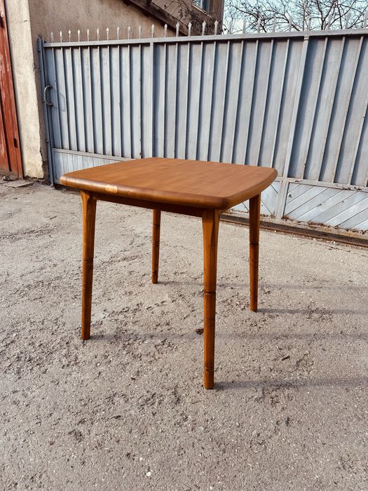 Винтидж масивна дървена маса | 70×70 см | Датирана 1989 г.