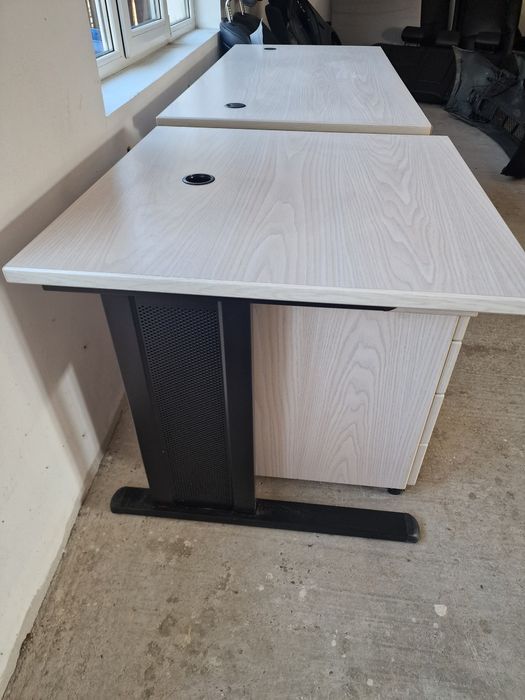 Vând Birou casetieră