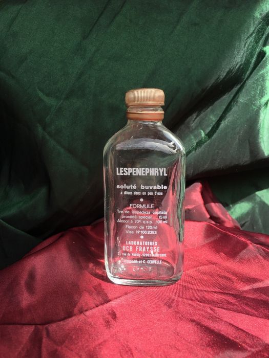 Колекция стъклени бутилчици от алкохол