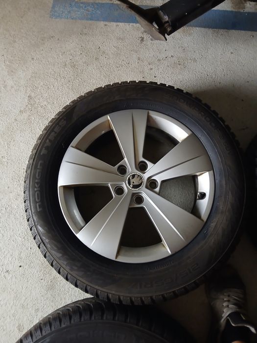 Se vinde jante aliaj R17 , 5x112 originale Skoda  cu anvelope de iarnă M+S 215/65/R17 NOKIAN DOT 21.2023 stare ca Noi