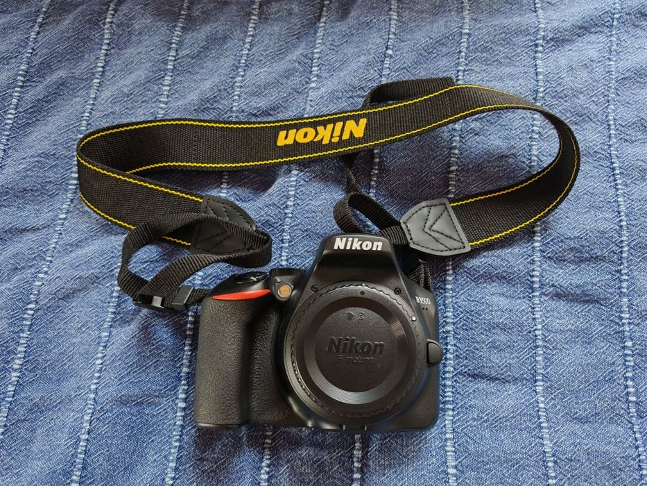 Фотоапарат Nikon D3500 с два обектива