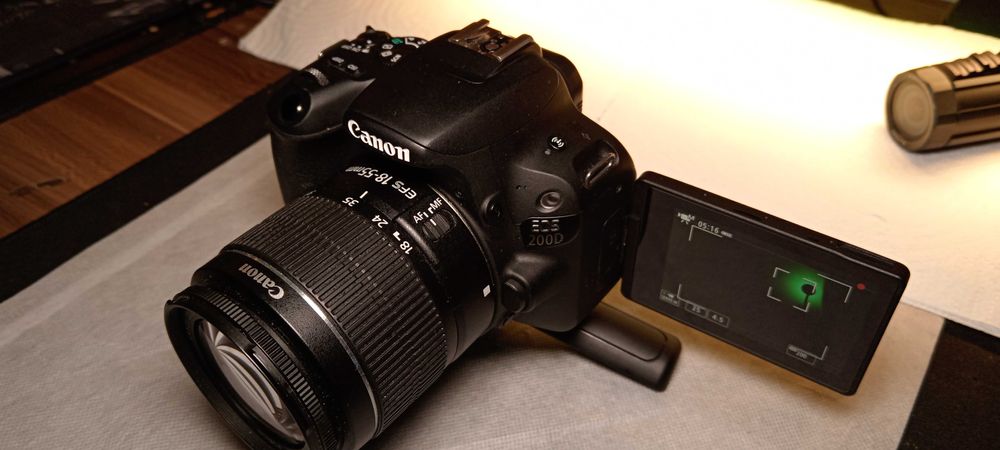 Vand/Schimb Canon EOS 200D,24.2 MP,Wi-Fi,Negru +Obiectiv EF-S 18-55mm.