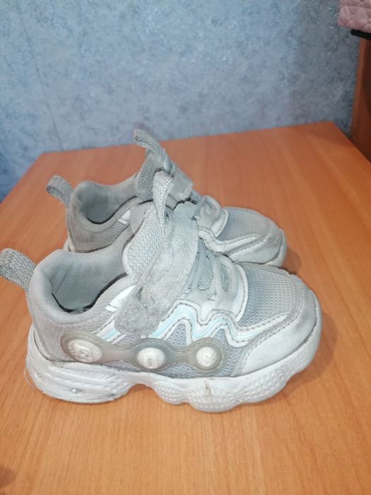 Обувь разная для мальчиков и девочки