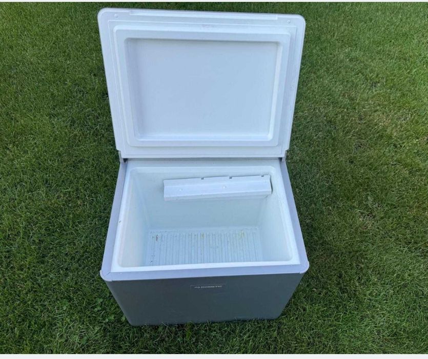 Frigider Dometic funcționează la 12V, 220V și gaz.