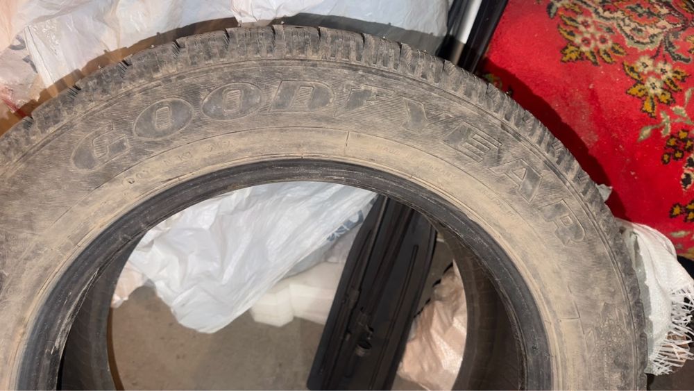 Продам зимние шины 235/60R18