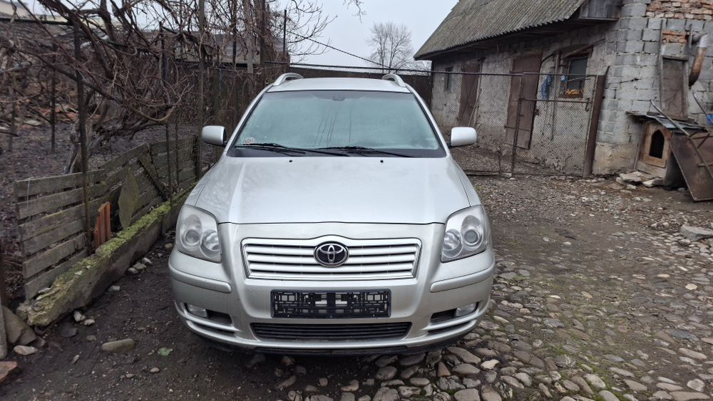 Se vinde în vederea dezmembrării. Toyota Avensis  an 2003 .