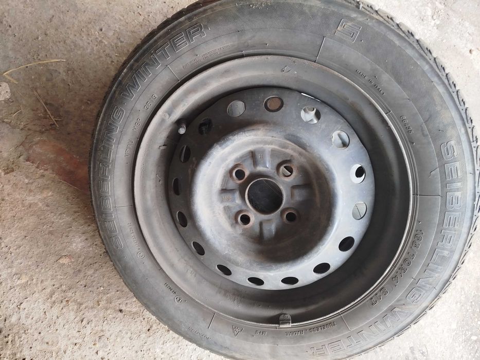 Продавам зимни гуми почти нови с джанти Субару Джъсти 165/70/14  5jx14