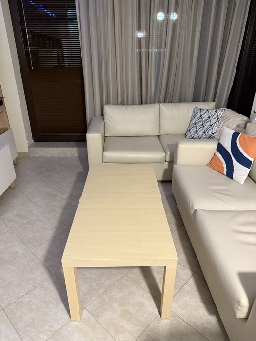 Две малки квадратни маси от дърво