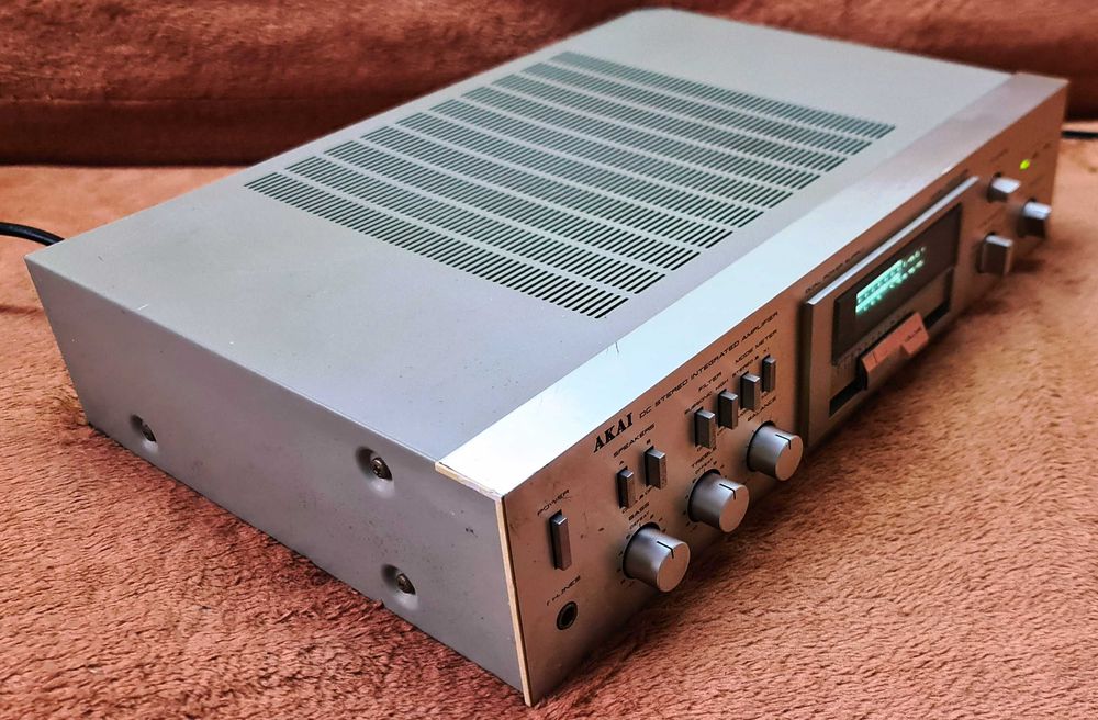 Akai AM-U03 amplificator vitange 2X40W pe 8 Ohm