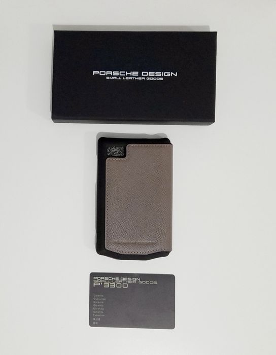 Lot 2 huse BlackBerry Porsche Design P9983.