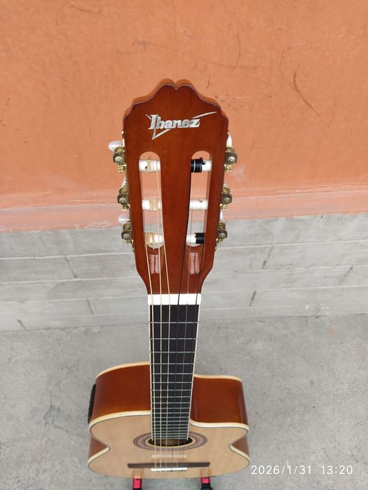 Классическая гитара сотилади.