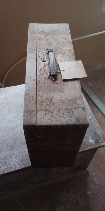 Стар скрин ракла и стар дървен куфар