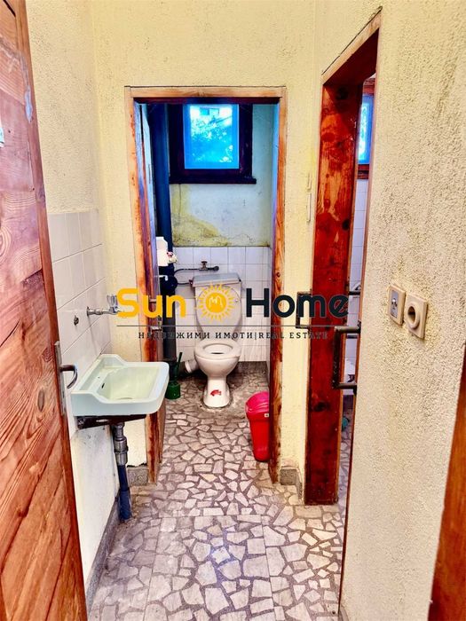 Масивна четириетажна тухлена къща с двор в идеалния център