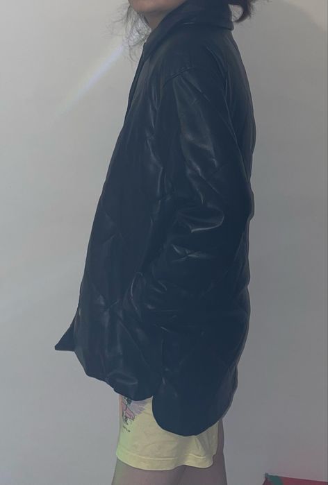 Срочноо продам куртку черную