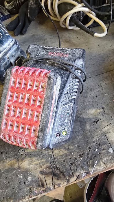 Vând scule Bosch  18v cu acumulatori