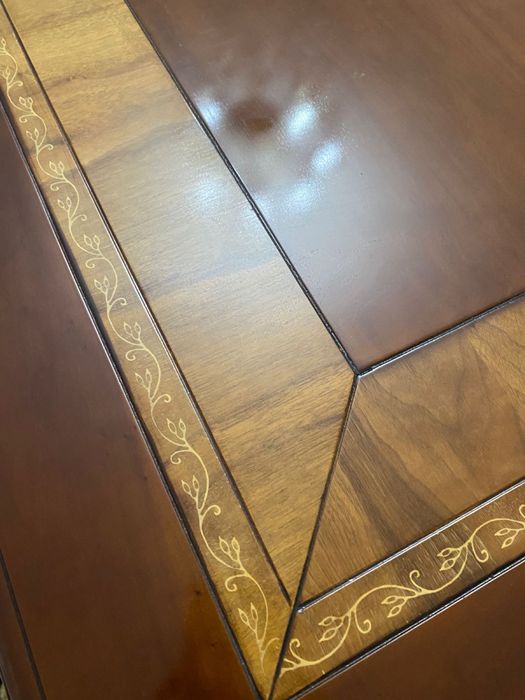 Стол гостевой для гостиной