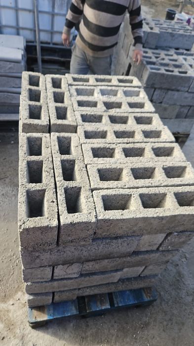 Vând bolțari beton