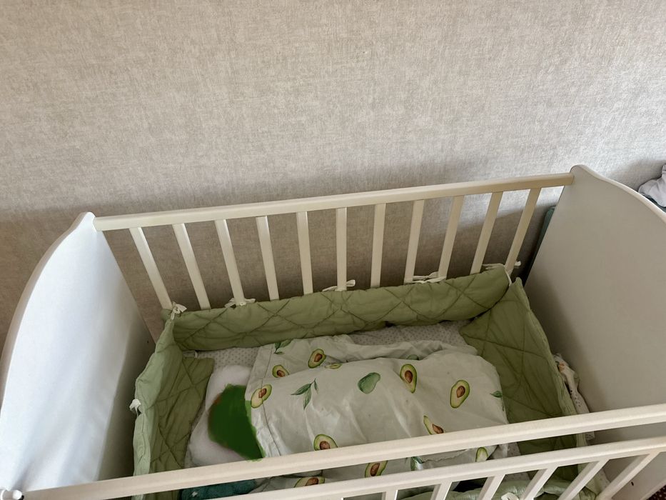 Кроватка детская с маятником