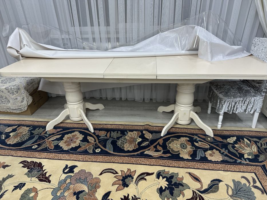 Овальный стол со стульями