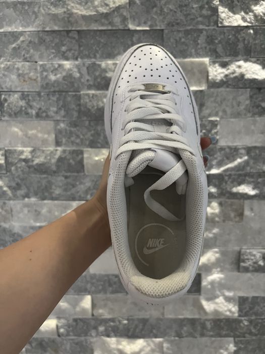 vand adidasi nike