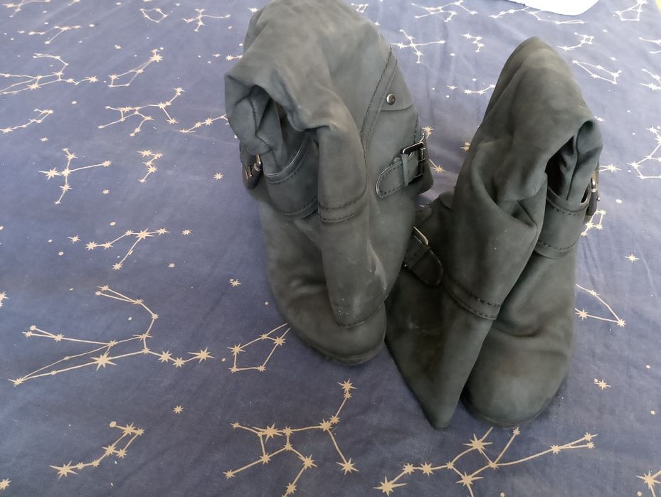 Продавам дамски ботуши от еко велур, цвят антрацит. Изключително удобни със стабилен ток. Дизайнът е с набран ефект и метални орнаменти.