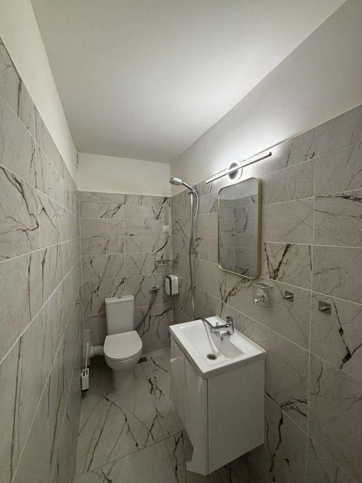 Тристаен, под наем, Център