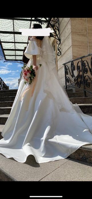 Свадебное платье шикарное с шлейфом.