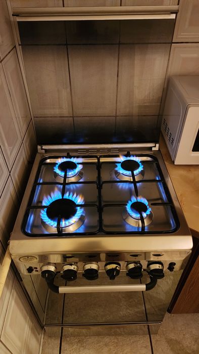 Aragaz Glem Gas din inox, 4 arzătoare, stare foarte bună
