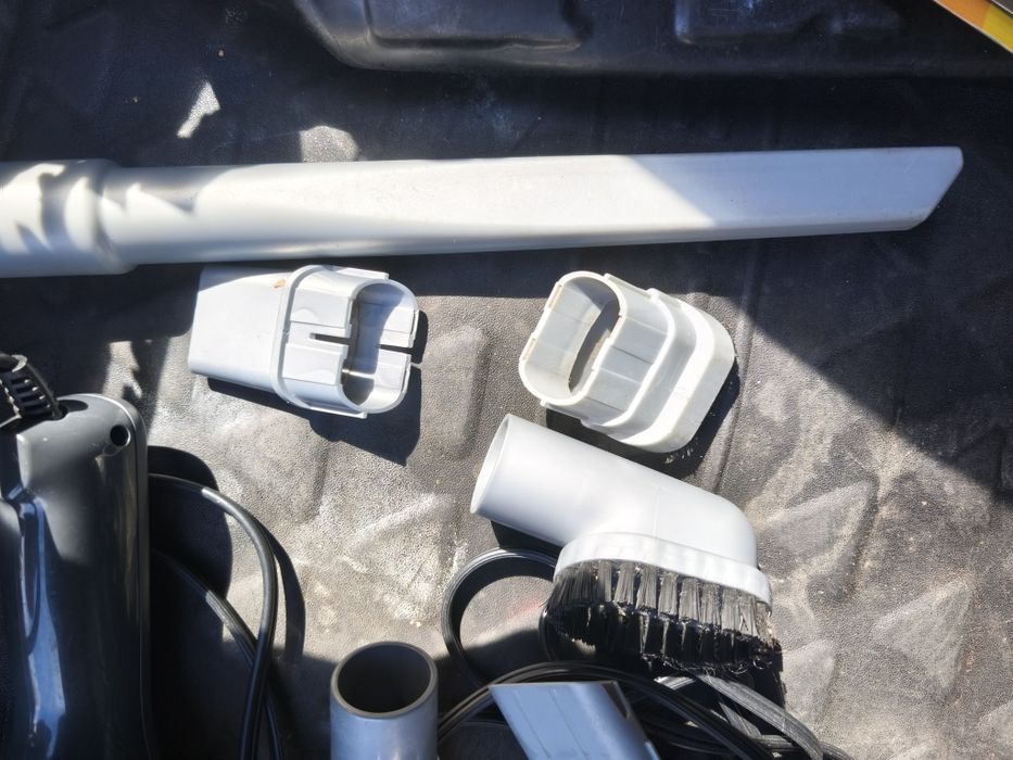Aspirator pentru autoturism Black + Decker utilizat dar în stare buna
