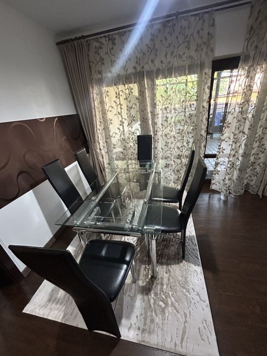 Vând set dining sticla securizată, extensibilă de la 150 × 80 cm la 210 × 80 cm, împreună cu 6 scaune din piele ecologică neagră.
