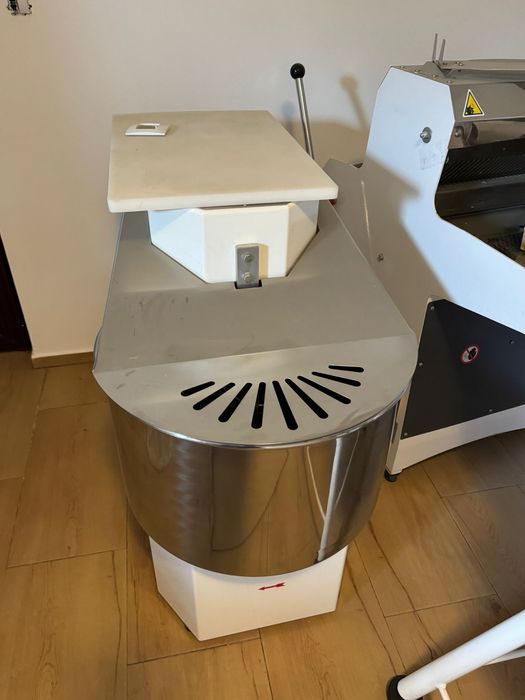 Cuptor electric profesional, malaxor, divizor echipamente horeca