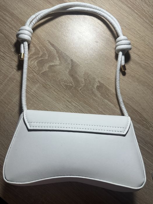 Елегантна малка бяла чанта с ефектна златна закопчалка – нова