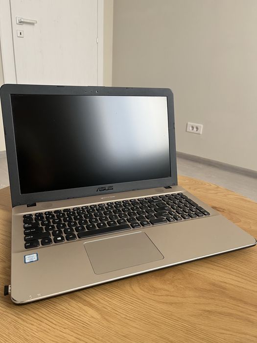 Laptop ASUS I3 generatia 6 perfect pentru scoala sau office