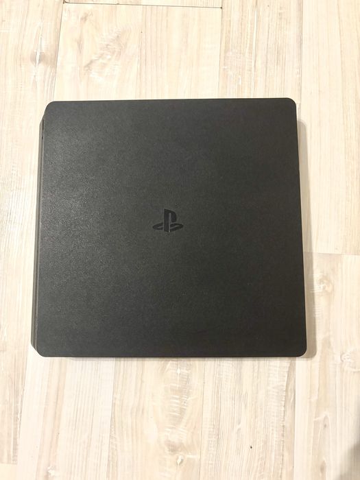 PlayStation 4 Slim с кутия и 3 джойстика