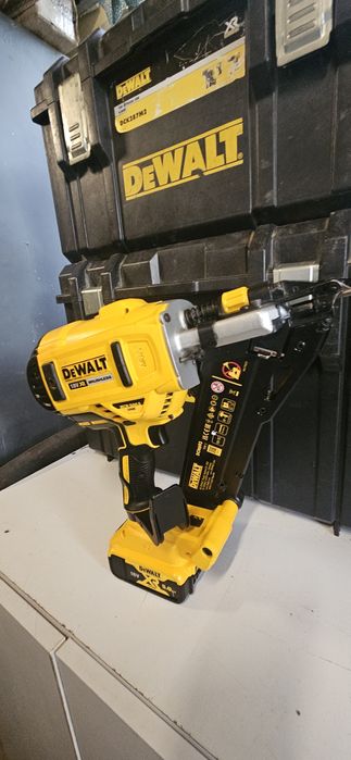 Pistol cuie dewalt dcn 693