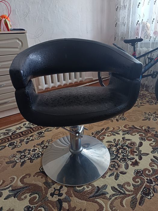 Продам кресло парикмахерское