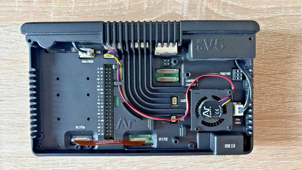 Raspberry Pi 5 8GB + Argon ONE V5 NVMe кутия + 512GB SSD + Захранване