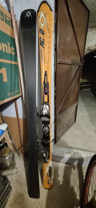 Schiuri de tura Volkl  în stare foarte buna