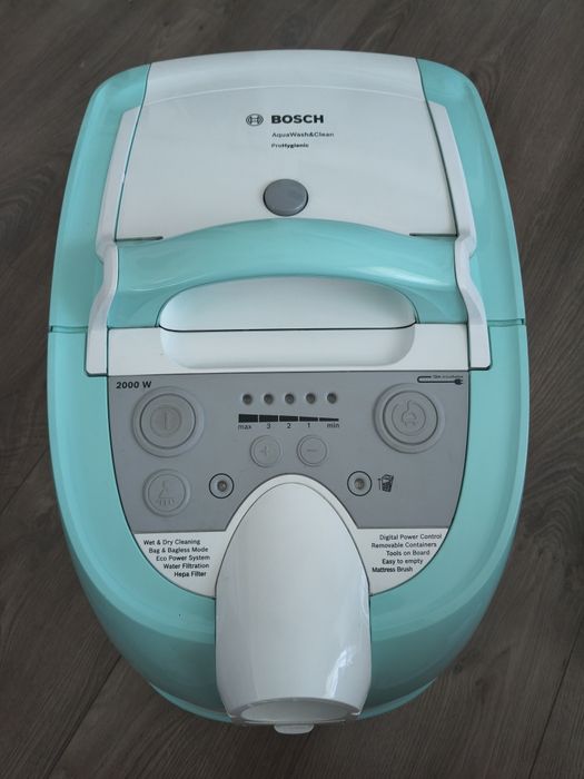 Прахосмукачка Bosch AquaWash and Clean