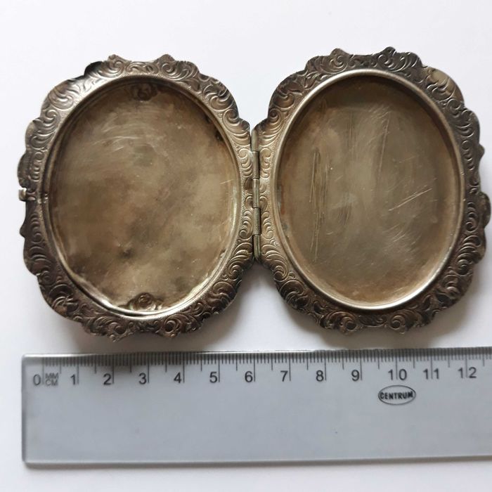 Pudrieră argintată