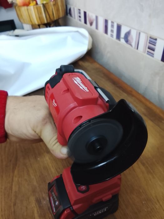 Mini flex Milwaukee cu baterie de 6A Nou.