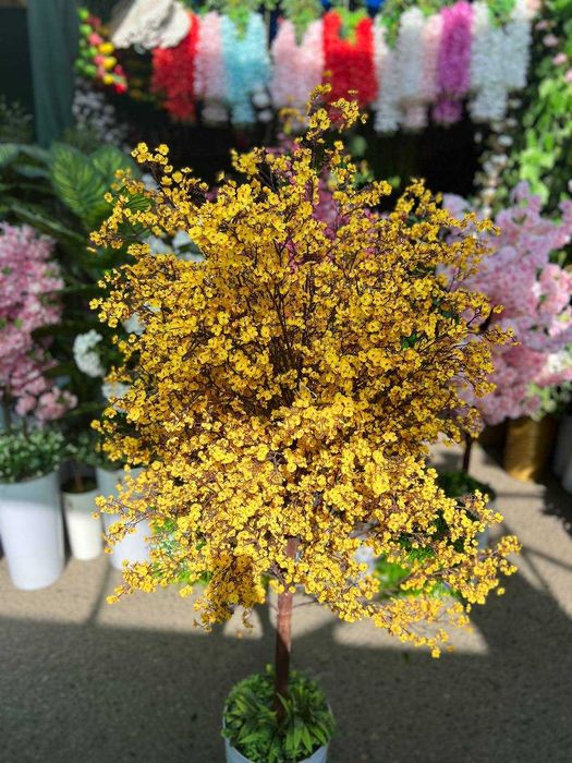 Искусственное дерево в горшке