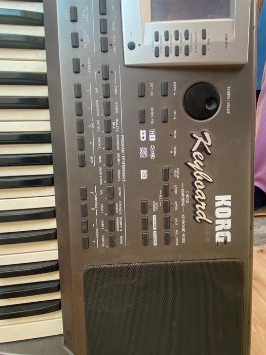 Продавам синтезатор